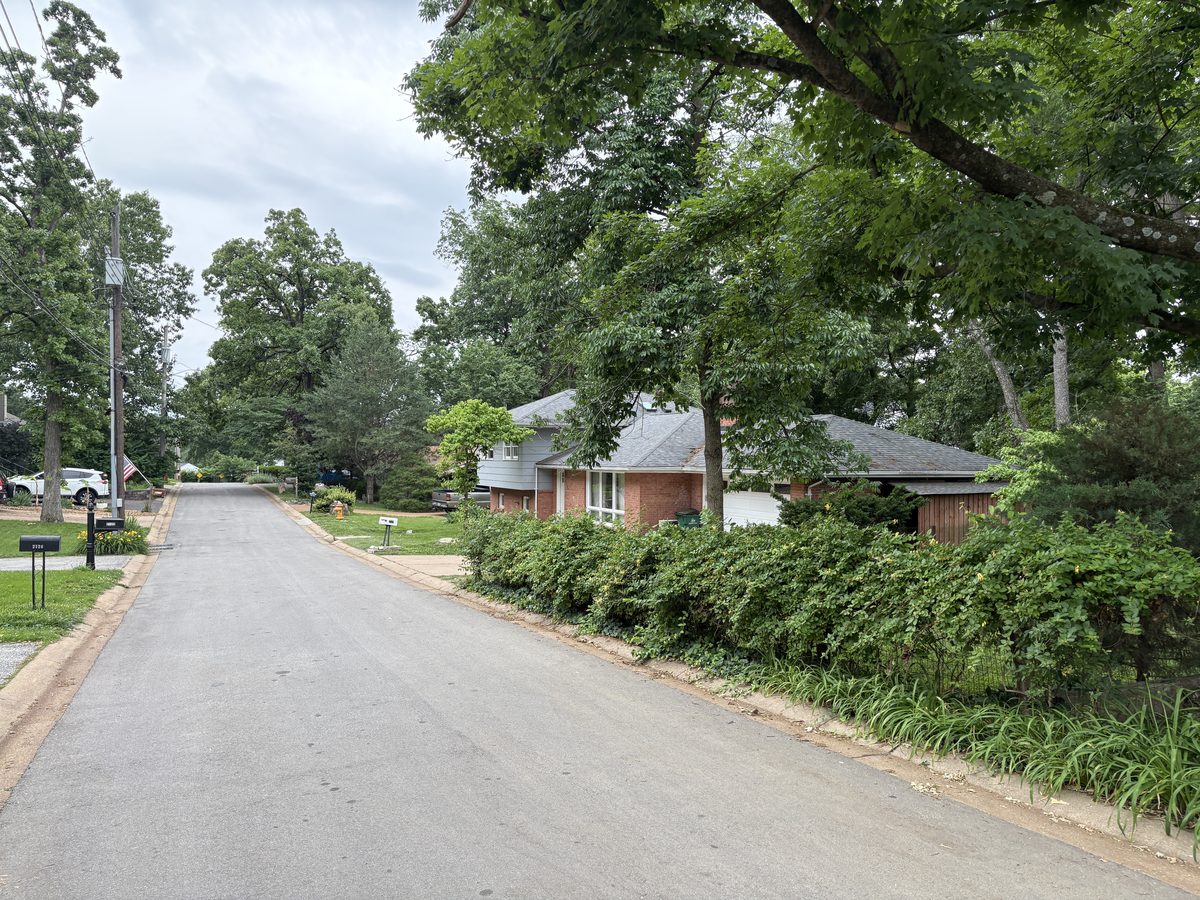 Crystal Lake Park MO homes for sale — vinyl-sided ranch and split-level homes on large lots on East Drive, 63131 west St. Louis County, Ladue School District